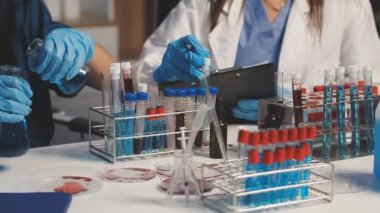 Kimyasal deney yapan bilim adamının yakın plan çekimi.