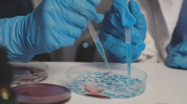 Deneme yapıyor bilim adamı laboratuvar