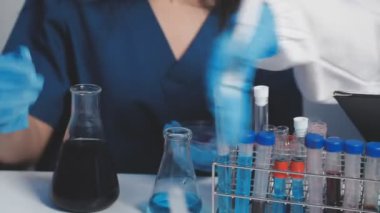 laboratuarda çalışan bilim adamı