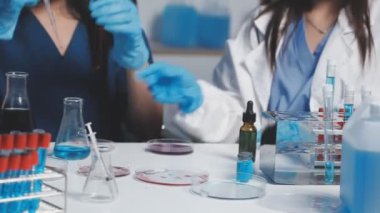 Laboratuvarda çalışan bir laboratuar asistanı..