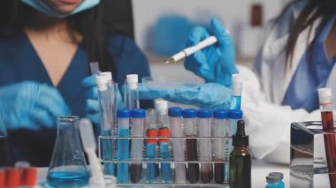 Laboratuvarda kadın bilim adamı