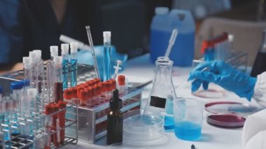 Laboratuvarda mikroskopla test tüpü kullanan bir bilim adamının fotoğrafını çek..