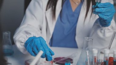 Laboratuvarda mikroskopla çalışan bir bilim adamı.