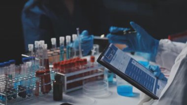 Mikroskopla çalışan bilim adamı