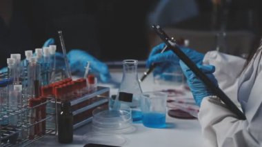 Laboratuvar bilim adamı deney tüpü tutuyor.