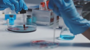 Laboratuvarda bilim adamı