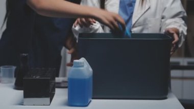 Genç kadın doktor laptop ile çalışma