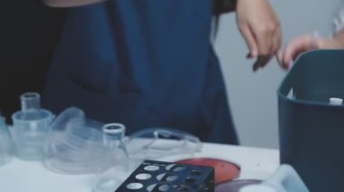 Modern bir kuaförde manikür yapan bir kadının ellerini kapatıyoruz.