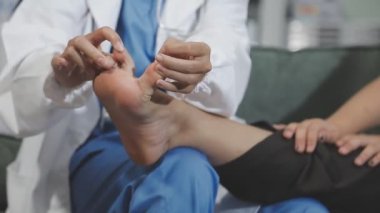 Doktor muayenehanesinde genç bir adamın ayağı..