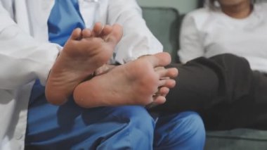 Yakın çekim - hastanede ayak ağrısı olan hasta ayağı.