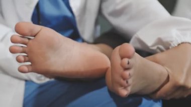 Ayağını salona koy, kapat.