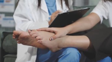 Steteskoplu kadın doktor eli.