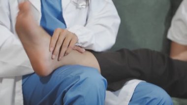 Hastanedeki hastayı muayene eden doktor, yakın plan.