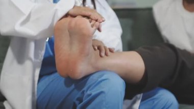 Ayak masajı yapıyor doktor