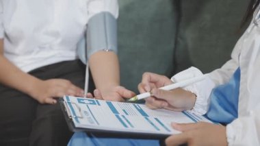 Doktor tıbbi termometre ile