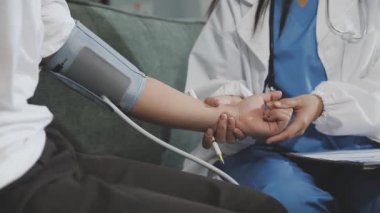 Doktor hastane koğuşunda hastaya yardım eli uzatıyor, tıbbi bakım ve sağlık konsepti.