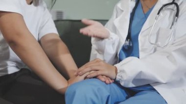 üniformalı kadın doktor