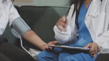 Doktor, hastanede tablet, tıbbi teknoloji ve doktor kadrosu kullanıyor..