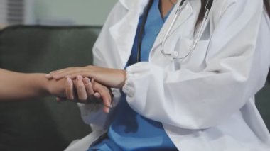 Tıp ekibi modern hastanedeki masada oturuyor..