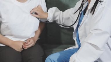 Steteskopu elinde tutan kadın doktor.