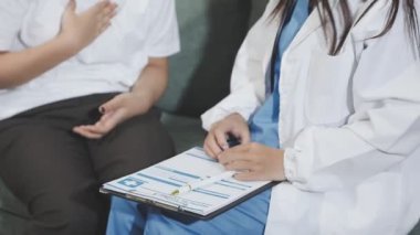 Steteskoplu kadın ofisinde..