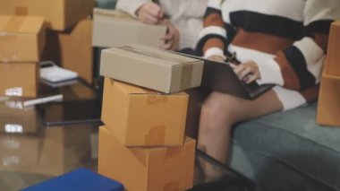 iş kadını ile karton kutular