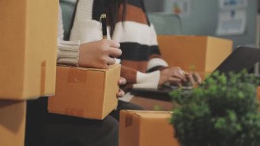 Alışveriş merkezindeki müşterilere akıllı telefon kullanan Asyalı bayan müşteri.