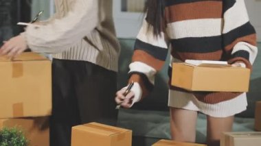 Paketli genç kadın.