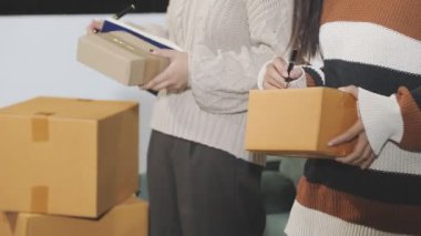 Kazaklı kadın bir hediye kutusu tutuyor ve erkek arkadaşına hediye veriyor.