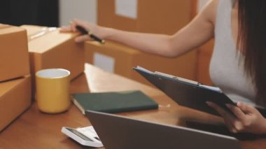 Ev ofis içinde laptop üzerinde çalışan kadın