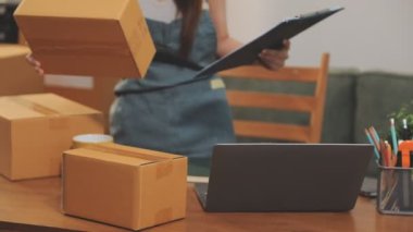 İş kadını ofiste dizüstü bilgisayarı ve iş konseptiyle çalışıyor..