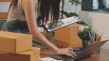 İşadamları ofiste listeyi kontrol etmek için tablet kullanıyorlar. iş kavramı