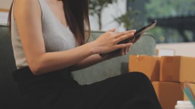 iş kadını tablet kullanma