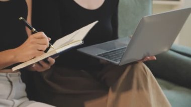 Genç bir kadın serbest yazar tablet üzerinde çalışıyor.