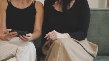 İki kadın bir akıllı telefon kullanma.