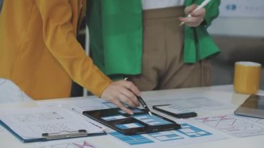 Ofiste tabletli genç bir iş kadını var.