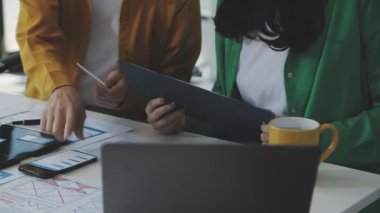 Dijital tablet ile birlikte çalışan yaratıcı ekip