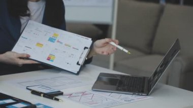 Finans istatistikleri ve hesap makinesiyle çalışan iş kadını