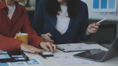 iş kadını ile tablet bilgisayar