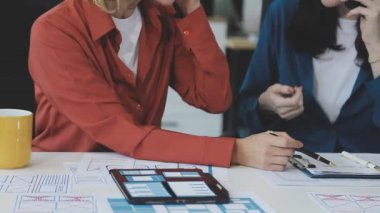 İş adamları ofiste toplanmayı tartışıyor ve planlıyorlar