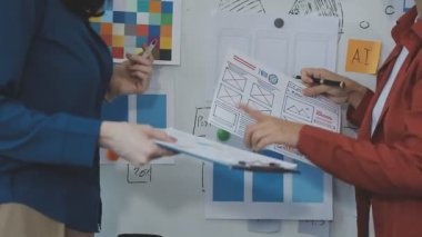Genç iş adamları ofiste proje üzerinde tartışıyor ve çalışıyorlar. Ofiste çalışan genç iş kadını.