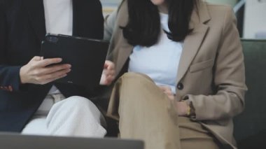 Genç Asyalı işadamı ve iş kadını ofiste birlikte çalışıyorlar.