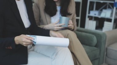 Genç iş kadını elinde bir belge tutuyor.