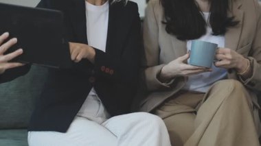 Ofiste birlikte çalışan iş adamları