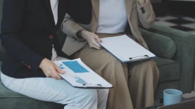 Dizüstü bilgisayarda çalışan iş kadını