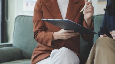 İş kadını elinde tablet tutuyor ve ofiste işi tartışıyor.