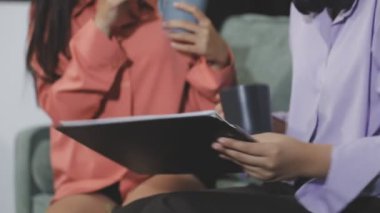 Akıllı telefon kullanma office genç iş kadını