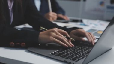 Genç işadamı ofiste çalışıyor.