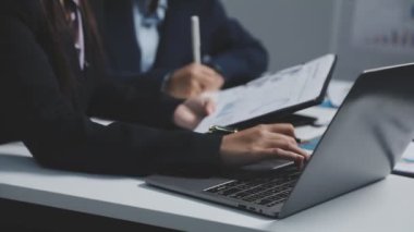 Kapat. Ofiste çalışan bir işadamı..