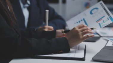 Ofiste mali tabloyla çalışan iş adamı